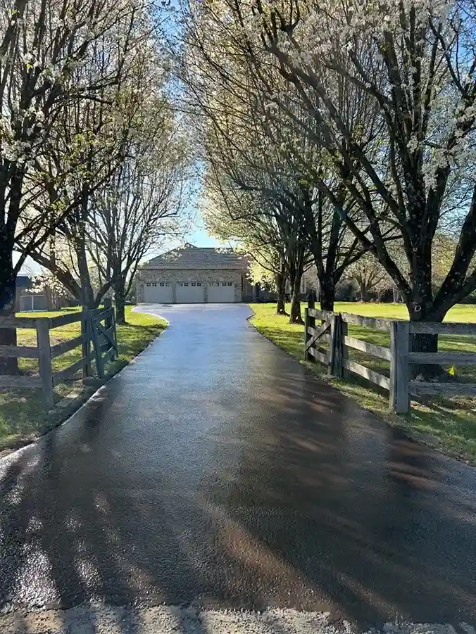 best asphalt balcktop sealcoating company in Loudoun County, Virginia for residential driveways and commercial projects